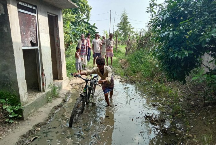 Gonda: आजादी के 75 साल बाद भी नहीं बनी पक्की सड़क, ग्रामीणों ने किया विरोध प्रदर्शन