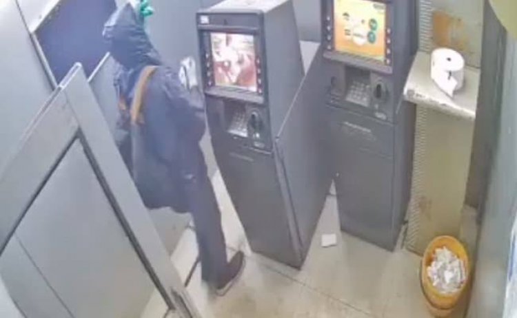 Maharashtra: एटीएम मशीन को बम से उड़ाकर लुटे पैसे, सीसीटीवी में कैद लुटेरे की करतूत
