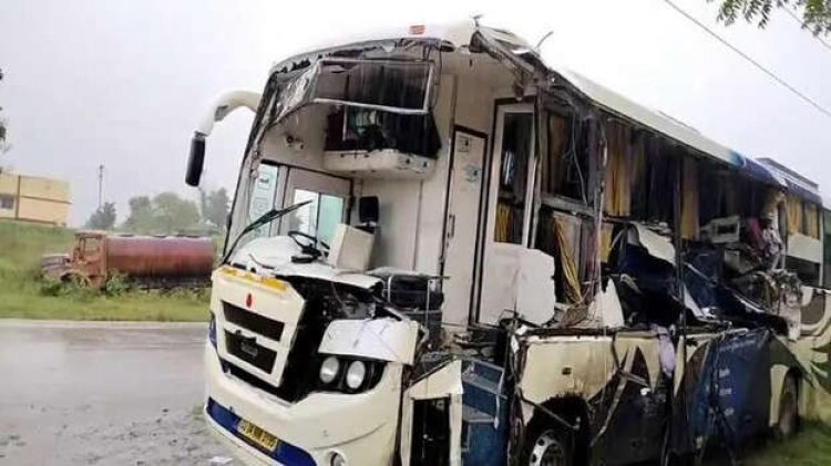Chhattisgarh: सड़क किनारे खड़े ट्रेलर को बस ने मारी टक्कर, सात लोगों की मौत तीन घायल
