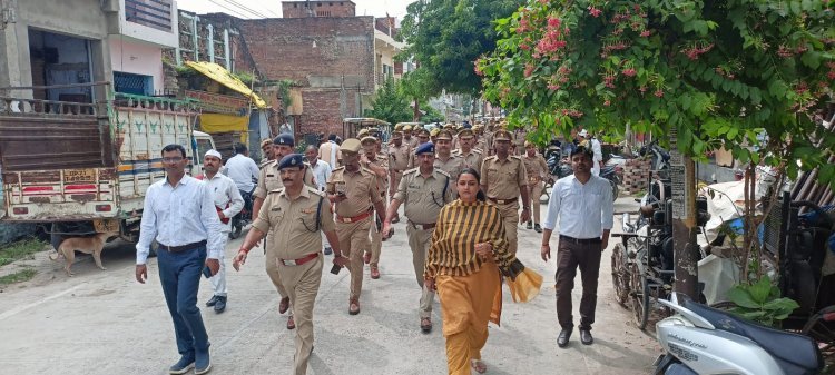 Varanasi: ज्ञानवापी मामले को लेकर पुलिस प्रशासन था हाई अलर्ट, अतिसंवेदनशील क्षेत्रों की ड्रोन से की निगरानी