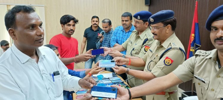 Fatehpur: सर्विलांस टीम ने खोज निकाले 156 मोबाइल, एसपी के हाथ मोबाइल वापिस पाकर खिल उठे लोगों के चेहरे