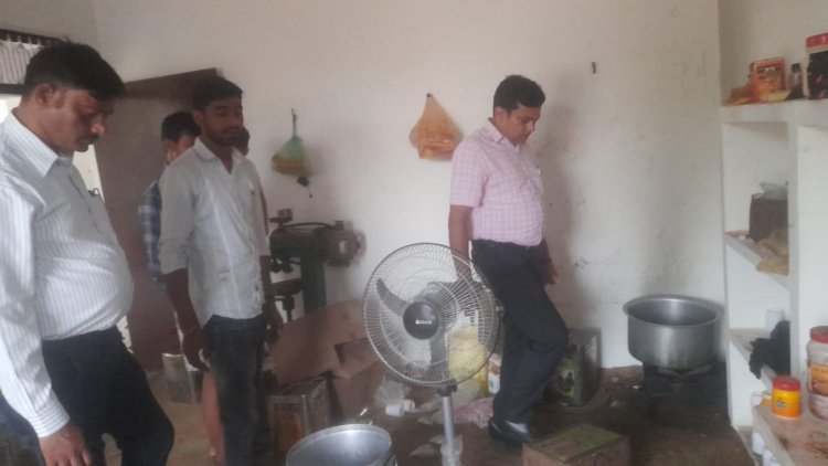 Mathura: नकली घी बनाने वाली फैक्ट्री पर खाद्य विभाग की टीम ने मारा छापा, सील हुई फैक्ट्री