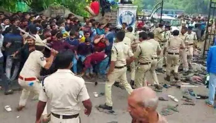 IND vs AUS 3rd T20I: टिकट बिक्री के दौरान हैदराबाद में मची भगदड़, भीड़ पर काबू पाने के लिये पुलिस ने किया लाठीचार्ज