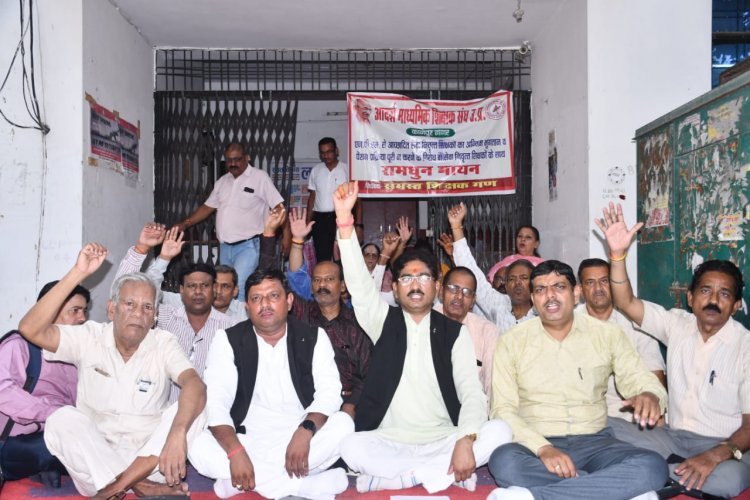 Kanpur: अच्छादित शिक्षकों की समस्याओ के निस्तारण ना होने के कारण परेशान, रामधुन गाकर किया विरोध प्रदर्शन