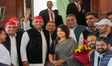 Dimple Yadav: सांसद पद की शपथ लेने के बाद, डिंपल यादव ने सोनिया गांधी के पैर छूकर लिया आशीर्वाद