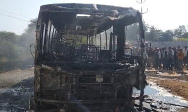 Uttar Pradesh: अयोध्या-लखनऊ हाइवे पर बस में लगी भीषण आग, तीन दमकल गाड़ियों ने संभाला मोर्चा