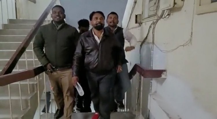 Kanpur: संयुक्त सफाई कर्मचारी यूनियन के अध्यक्ष ने महाप्रबंधक को सौंपा ज्ञापन, कर्मचारियों के साथ दबंग लोग करते अभद्रता