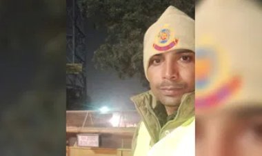 Delhi:  ड्यूटी के दौरान हेड कॉन्स्टेबल को बदमाश ने मारा चाकू, लहू लुहान हालत में आईसीयू में भर्ती
