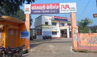 Hardoi News: पीड़िता ने शिकायती पत्र देकर लगाई न्याय की गुहार, ननद का हाथ पकड़कर खींचने का लगाया आरोप