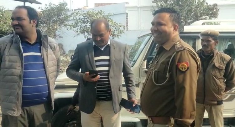 UP News: समाज कल्याण अधिकारी को दफ्तर में बाबू ने बनाया बंधक, रिश्वत के लगाए आरोप