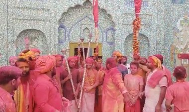 Ayodhya: रंगभरी एकादशी पर नागा साधुओं ने खेली होली, रामनगरी के मंदिरों को दिया गया होली का आमंत्रण