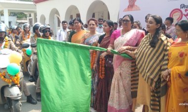 Fatehpur: महिला सशक्तिकरण दुपहिया वाहन रैली का हुआ आयोजन, विधायक और डीएम ने हरी झंडी दिखाकर किया रवाना
